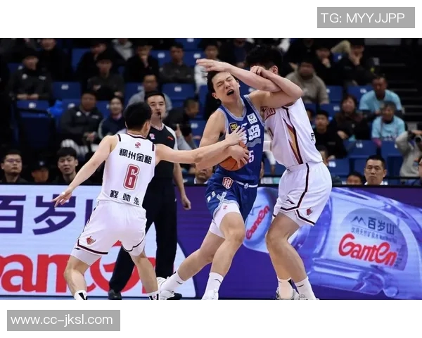 关键时刻莫布里展现实力16投7中三分命中率高达50贡献22分13篮板4助攻4盖帽 关键时刻莫布里展现实力16投7中三分命中率高达50贡献22分13篮板4助攻4盖帽