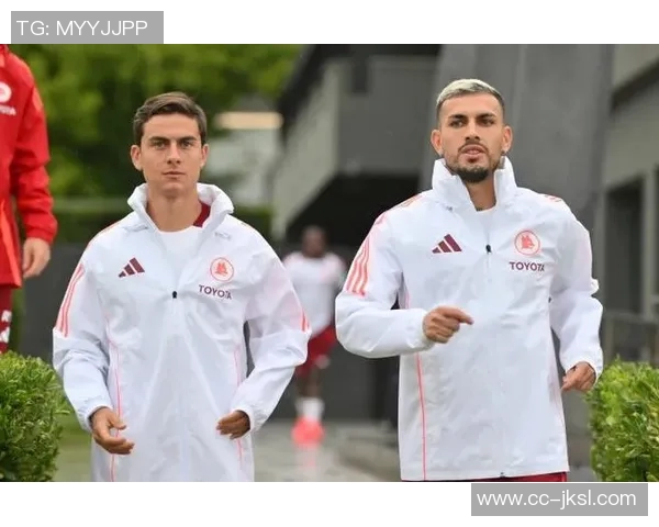 马特拉齐社交媒体分享帕雷德斯与迪巴拉签名球衣珍藏品